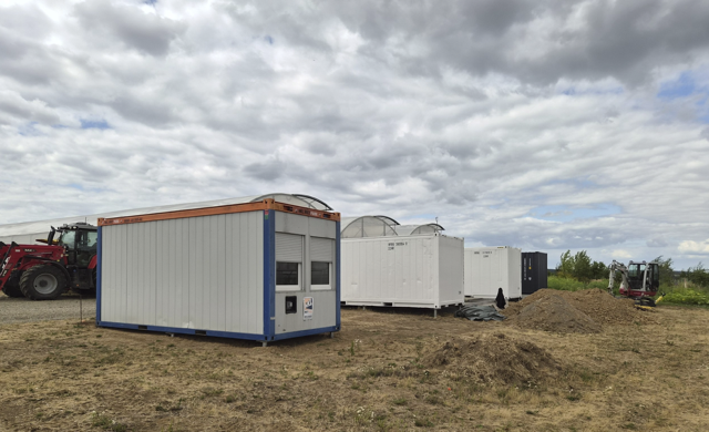 Humusland Lager- und Kühlcontainer im Aufbau Neue Lager- und Kühlcontainer auf dem Humusland-Hof